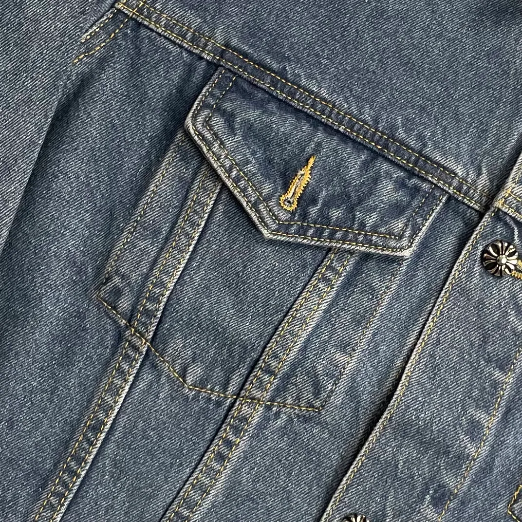 🅿️340 🔘Model No.-KL212 🔘Cro Heart𝐂𝐡𝐫𝐨𝐦𝐞 𝐇𝐞𝐚𝐫𝐭 CH Washed Cross-Laminated Heavy Duty Full Back Multi-Leather Denim Jacket* As a benchmark brand in the fashion field, its wash craftsmanship is a model in the industry. This denim piece is made of heavy denim fabric and has been washed in more than ten ancient ways to present a rich layer of distressed colors. The pink vegetable tanned leather cross patch has been laser cut and manually inlaid to enhance brand recognition with precise grain matching technology. The high-waist three-dimensional tailoring adopts the golden ratio formula, and uses dart transfer technology to optimize the hip and leg lines. The slim fit is designed to take into account the amount of activity, adapting to the needs of multiple scenes. The iconic washing effect combines three processes of enzyme washing, stone grinding and cat whiskering. The hardware is PVD vacuum coated, and the durability and gloss reach luxury-level standards. From the hand-stitched leather appliqués to the customization of the exclusive woven label, every detail adheres to the craftsman's principles - the brand totem outlined by the Behringer embroidery machine, combined with the silver thread anti-counterfeiting webbing, builds a complete quality system. Whether paired with a college-style knitwear to express youthful tension, or combined with a midriff-baring outfit to create a modern aura, its unisex adaptability and multi-dimensional matching potential make it a must-have item in the wardrobe of high-end players.  Size: S M L XL (46.48.50.52) Color: Blue